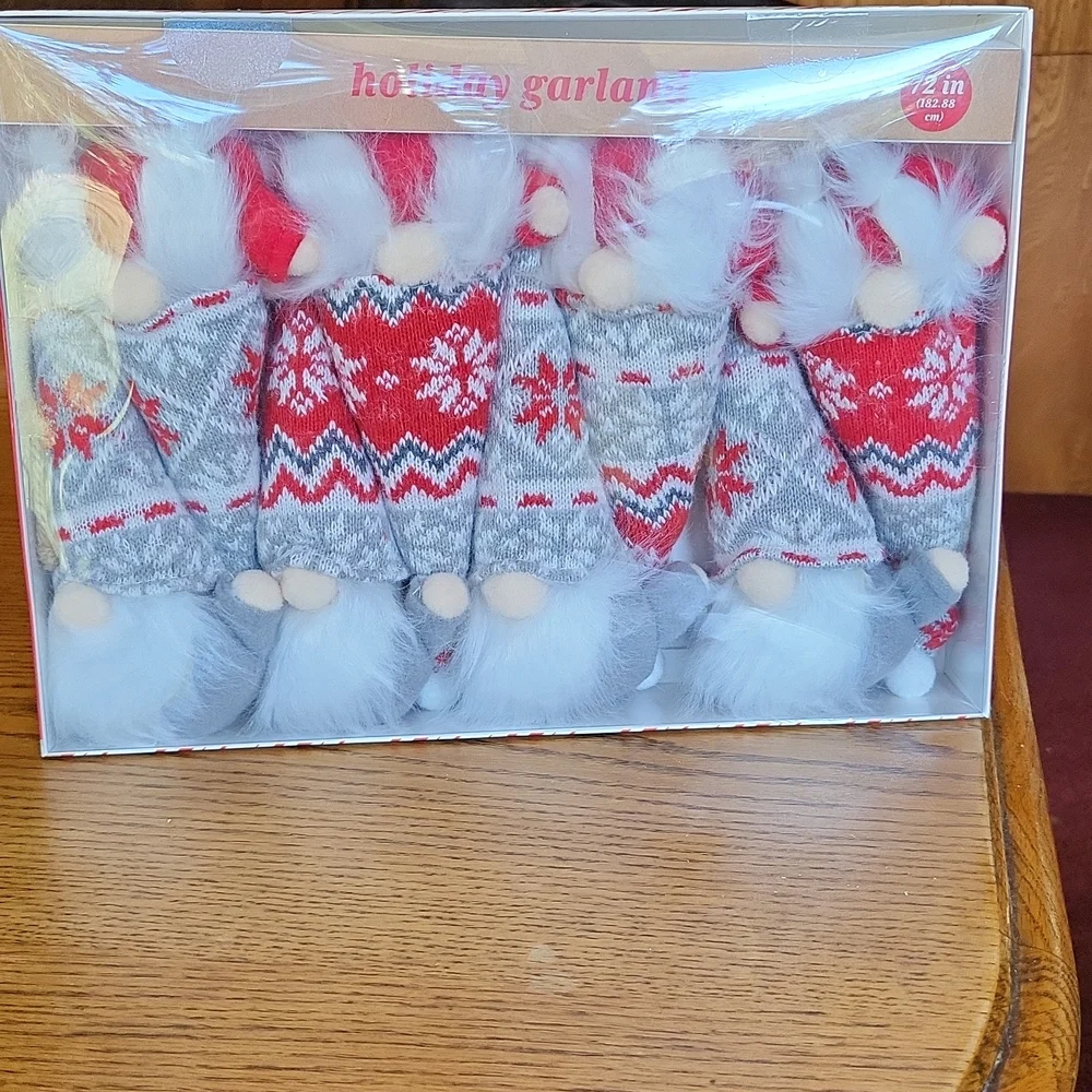 NWOT Adorable Gnome garland